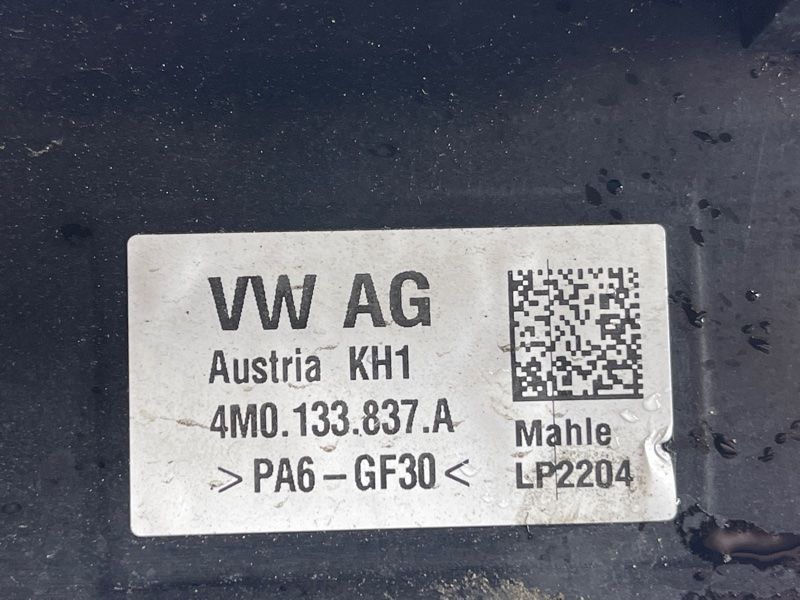 Корпус повітряного фільтра 4M0133837A Audi Q7