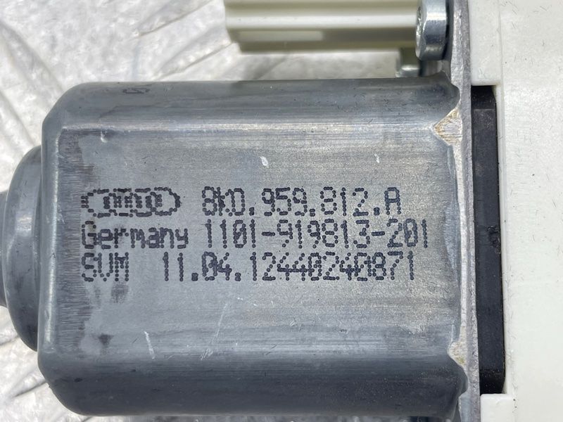 Электродвигатель стеклоподъемника задний правый 8K0959812A Audi A4 Allroad Audi A4, Audi A4 Allroad, Audi A6, Audi Q3, Audi Q5, Audi S4, Audi S6, Audi SQ5, Porsche Cayenne, Volkswagen Touareg