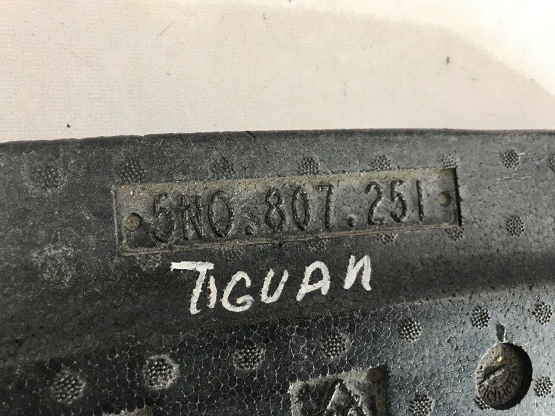 Підсилювач переднього бампера 5N0807251 Volkswagen Tiguan