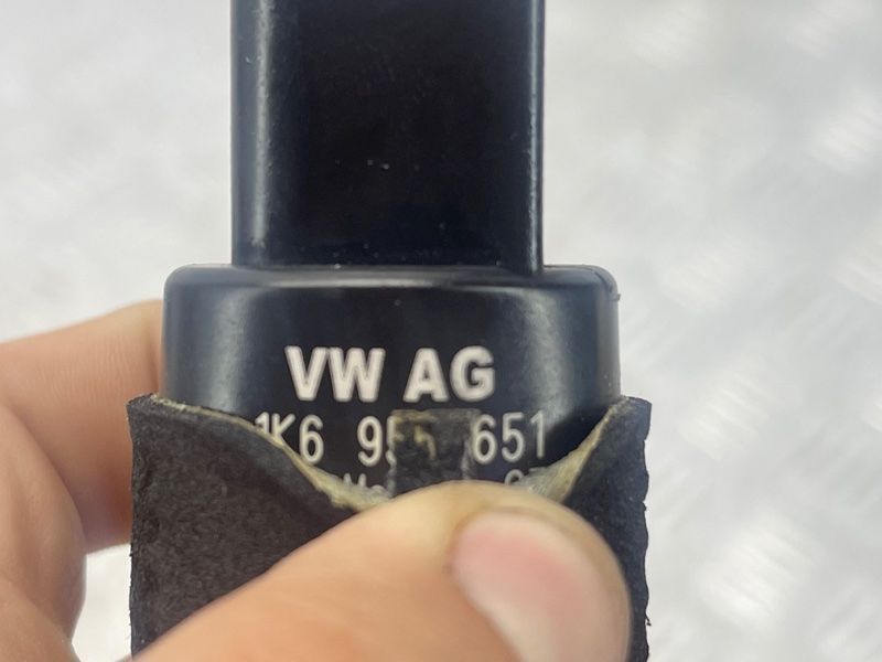 Насос омивача скла 1K6955651 Audi Q7 Audi A3, Audi A3 e-tron, Audi A4, Audi A4 Allroad, Audi A6, Audi A6 Allroad, Audi A7, Audi A8, Audi e-tron, Audi e-tron GT, Audi e-tron S, Audi Q3, Audi Q4 e-tron, Audi Q5, Audi Q7, Audi Q8, Audi Q8 e-tron, Audi RS3, Audi RS6 Avant, Audi RS7, Audi RS e-tron GT, Audi RS Q8, Audi S3, Audi S4, Audi S6, Audi S7, Audi S8, Audi SQ5, Audi SQ7, Audi SQ8, Audi SQ8 e-tron, Volkswagen Atlas, Volkswagen Atlas Cross Sport, Volkswagen e-Golf, Volkswagen Golf, Volkswagen Golf Alltrack, Volkswagen Golf R, Volkswagen Golf SportWagen, Volkswagen GTI, Volkswagen ID.4, Volkswagen Jetta, Volkswagen Passat, Volkswagen R32, Volkswagen Rabbit, Volkswagen Taos, Volkswagen Tiguan, Volkswagen Tiguan Limited, Volkswagen Touareg