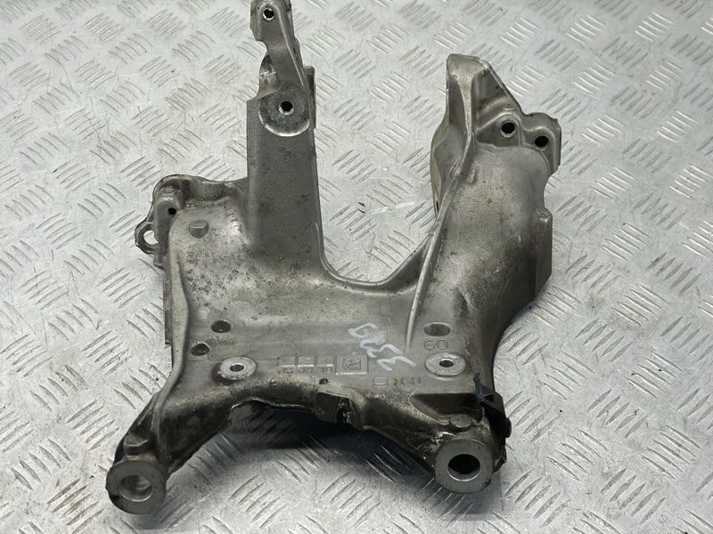 Кронштейн підрамника правий 80A399295S Audi A6 Audi A6, Audi A6 Allroad, Audi A7, Audi A8, Audi Q7, Audi Q8, Audi S6, Audi S7