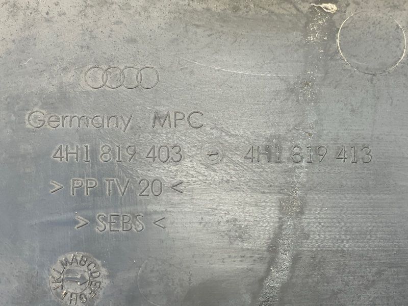 Водовідвідний щиток Audi A8
