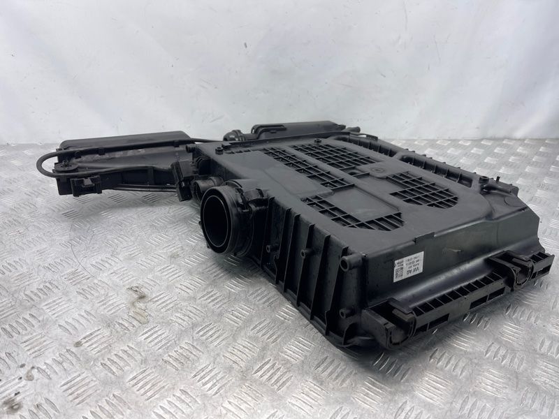 Корпус повітряного фільтра 4M0133837A Audi Q7
