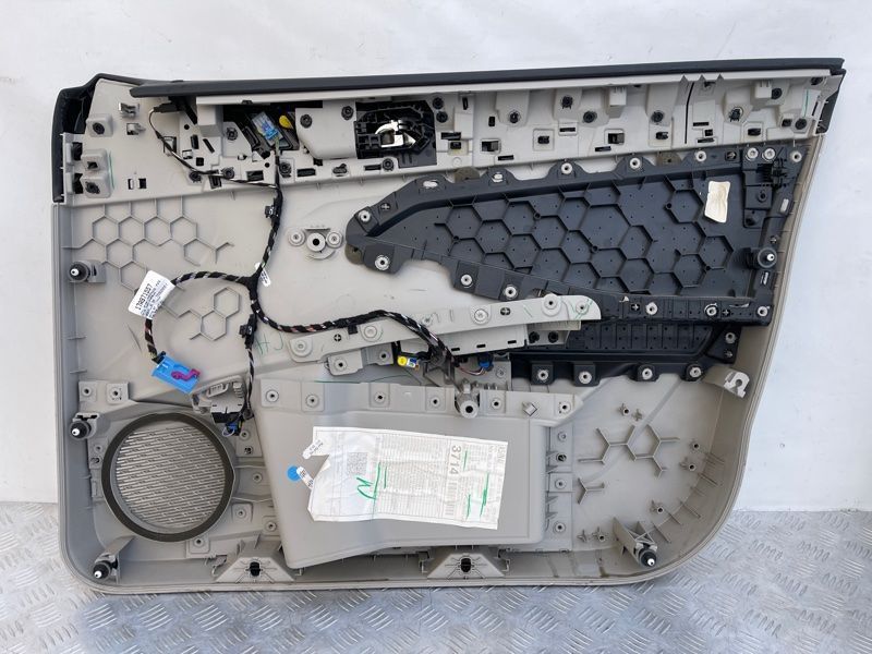 Обшивка дверей 17B867011MRRX Volkswagen Jetta