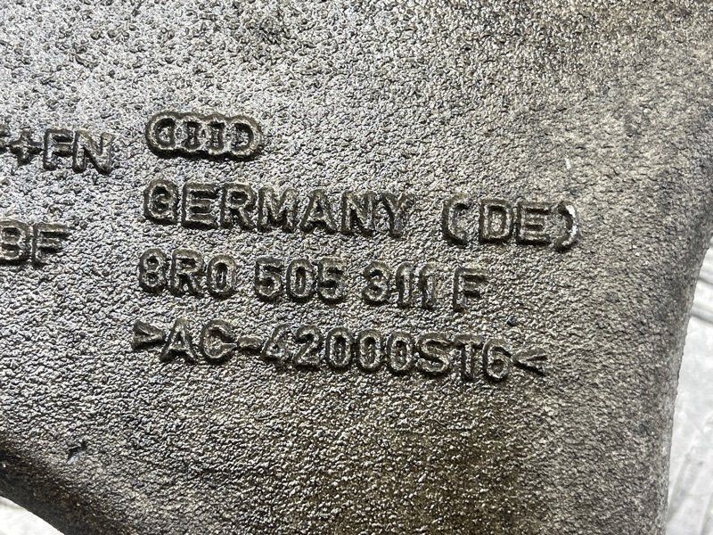 Рычаг задней подвески нижний 8R0505311F Audi A6