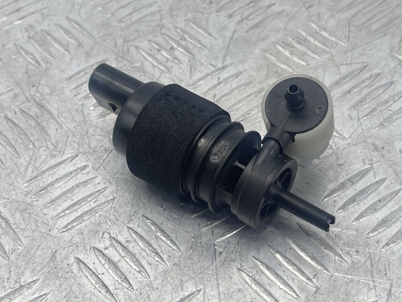 Насос омивача скла 1K6955651 Audi Q7 Audi A3, Audi A3 e-tron, Audi A4, Audi A4 Allroad, Audi A6, Audi A6 Allroad, Audi A7, Audi A8, Audi e-tron, Audi e-tron GT, Audi e-tron S, Audi Q3, Audi Q4 e-tron, Audi Q5, Audi Q7, Audi Q8, Audi Q8 e-tron, Audi RS3, Audi RS6 Avant, Audi RS7, Audi RS e-tron GT, Audi RS Q8, Audi S3, Audi S4, Audi S6, Audi S7, Audi S8, Audi SQ5, Audi SQ7, Audi SQ8, Audi SQ8 e-tron, Volkswagen Atlas, Volkswagen Atlas Cross Sport, Volkswagen e-Golf, Volkswagen Golf, Volkswagen Golf Alltrack, Volkswagen Golf R, Volkswagen Golf SportWagen, Volkswagen GTI, Volkswagen ID.4, Volkswagen Jetta, Volkswagen Passat, Volkswagen R32, Volkswagen Rabbit, Volkswagen Taos, Volkswagen Tiguan, Volkswagen Tiguan Limited, Volkswagen Touareg