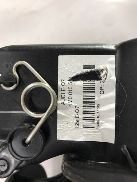 Корпус лючка кришки паливного бака в зборі 4M0810593 Audi Q7
