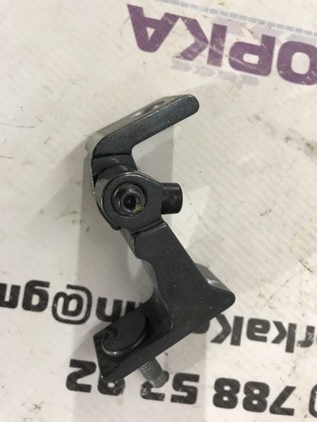Петля дверей Audi A6
