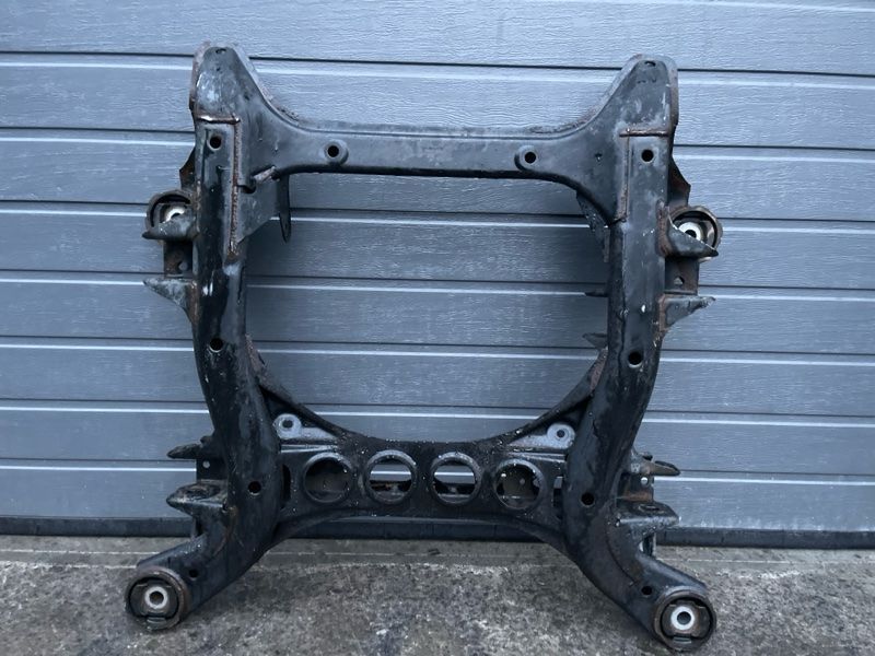 Подрамник передний 7P0400025 Volkswagen Touareg
