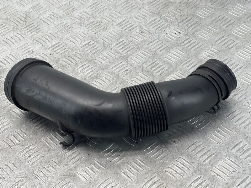 Патрубок воздушный 7P6129627B Volkswagen Touareg