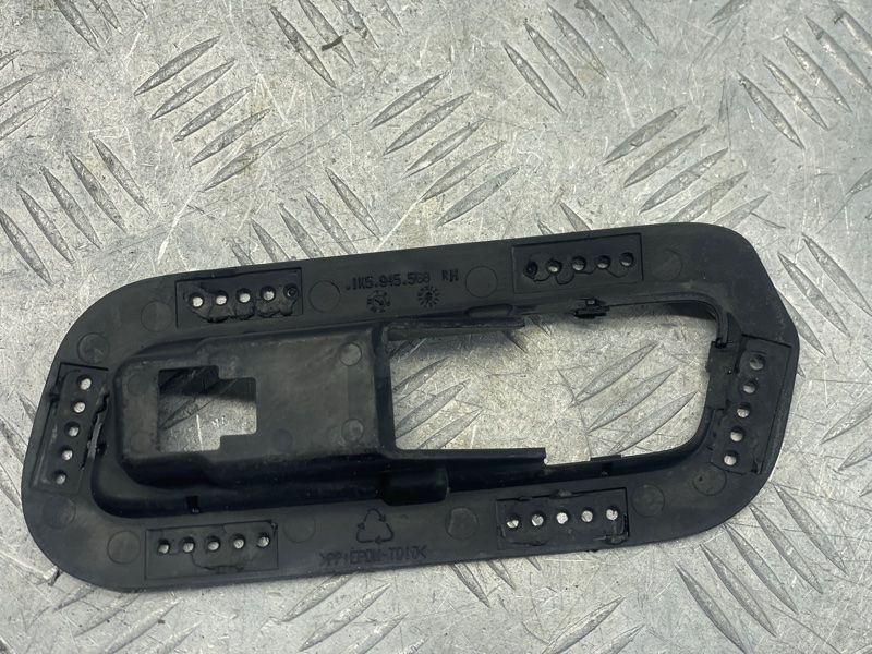 Накладка ліхтаря 1K5945568 Volkswagen Golf