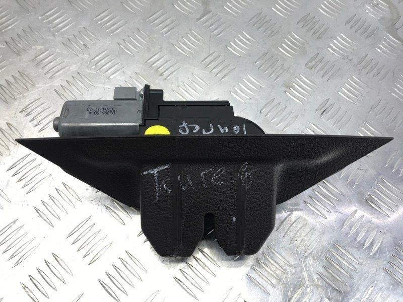 Замок кришки багажника 7P0827505J Volkswagen Touareg