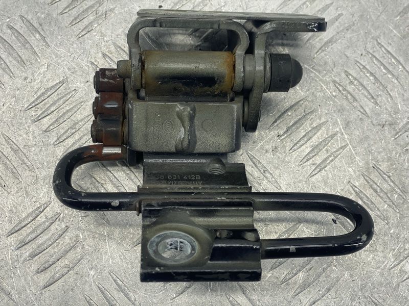 Петля дверей нижня 3C8831412B Volkswagen CC