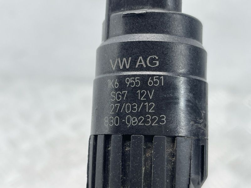 Насос омивача скла 1K6955651 Audi Q7 Audi A3, Audi A3 e-tron, Audi A4, Audi A4 Allroad, Audi A6, Audi A6 Allroad, Audi A7, Audi A8, Audi e-tron, Audi e-tron GT, Audi e-tron S, Audi Q3, Audi Q4 e-tron, Audi Q5, Audi Q7, Audi Q8, Audi Q8 e-tron, Audi RS3, Audi RS6 Avant, Audi RS7, Audi RS e-tron GT, Audi RS Q8, Audi S3, Audi S4, Audi S6, Audi S7, Audi S8, Audi SQ5, Audi SQ7, Audi SQ8, Audi SQ8 e-tron, Volkswagen Atlas, Volkswagen Atlas Cross Sport, Volkswagen e-Golf, Volkswagen Golf, Volkswagen Golf Alltrack, Volkswagen Golf R, Volkswagen Golf SportWagen, Volkswagen GTI, Volkswagen ID.4, Volkswagen Jetta, Volkswagen Passat, Volkswagen R32, Volkswagen Rabbit, Volkswagen Taos, Volkswagen Tiguan, Volkswagen Tiguan Limited, Volkswagen Touareg