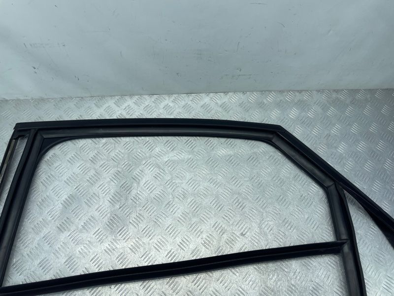 Направляющая стекла двери 4H0839431 Audi A8