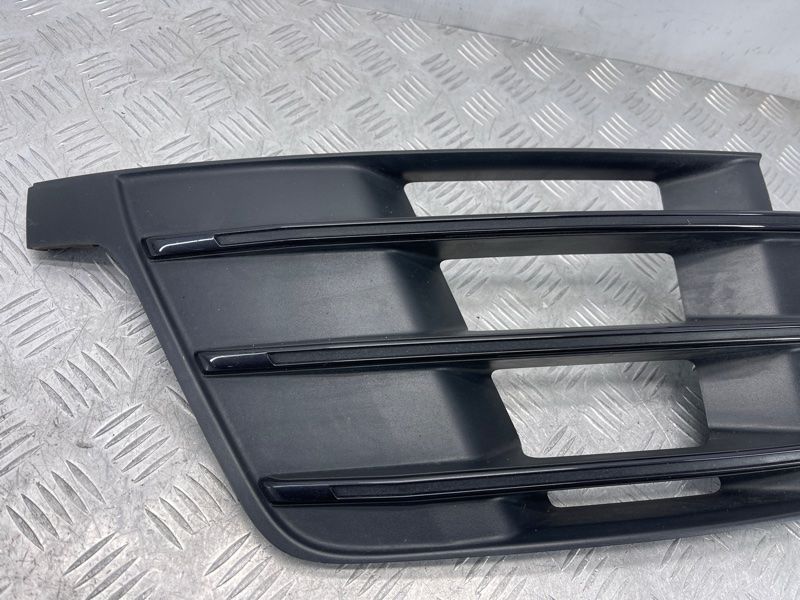 Решетка воздухозаборника бампера s-line под радар 4M0807682DGXE Audi Q7