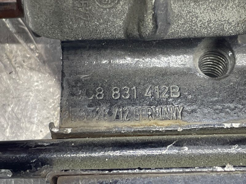 Петля дверей нижня 3C8831412B Volkswagen CC