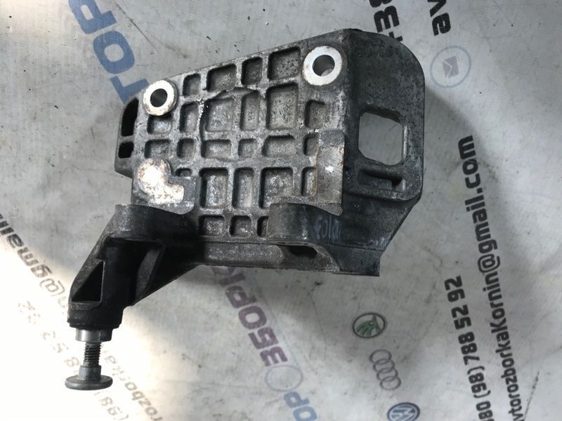 Кронштейн генератора 059903143AJ Audi A6