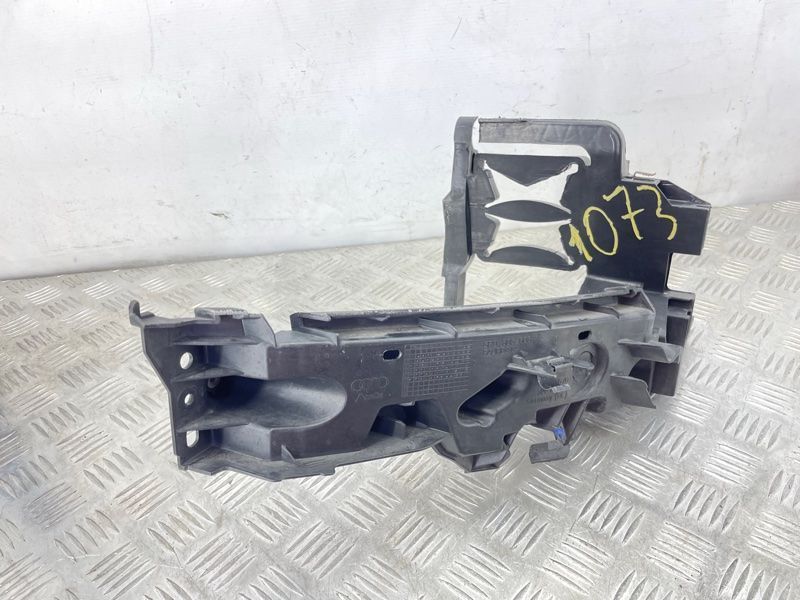Кріплення фари 8R0805608B Audi Q5