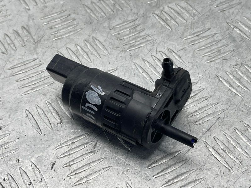 Насос омивача скла 1K6955651 Audi Q7 Audi A3, Audi A3 e-tron, Audi A4, Audi A4 Allroad, Audi A6, Audi A6 Allroad, Audi A7, Audi A8, Audi e-tron, Audi e-tron GT, Audi e-tron S, Audi Q3, Audi Q4 e-tron, Audi Q5, Audi Q7, Audi Q8, Audi Q8 e-tron, Audi RS3, Audi RS6 Avant, Audi RS7, Audi RS e-tron GT, Audi RS Q8, Audi S3, Audi S4, Audi S6, Audi S7, Audi S8, Audi SQ5, Audi SQ7, Audi SQ8, Audi SQ8 e-tron, Volkswagen Atlas, Volkswagen Atlas Cross Sport, Volkswagen e-Golf, Volkswagen Golf, Volkswagen Golf Alltrack, Volkswagen Golf R, Volkswagen Golf SportWagen, Volkswagen GTI, Volkswagen ID.4, Volkswagen Jetta, Volkswagen Passat, Volkswagen R32, Volkswagen Rabbit, Volkswagen Taos, Volkswagen Tiguan, Volkswagen Tiguan Limited, Volkswagen Touareg