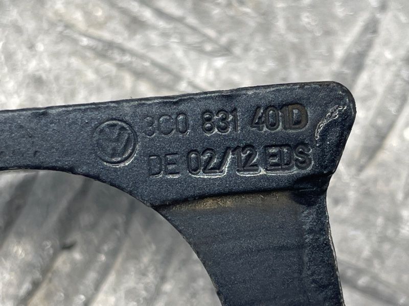 Петля дверей верхня 3C0831401D Volkswagen CC