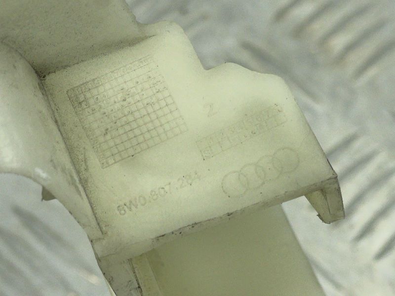 Направляющая переднего бампера 8W0807284 Audi A4
