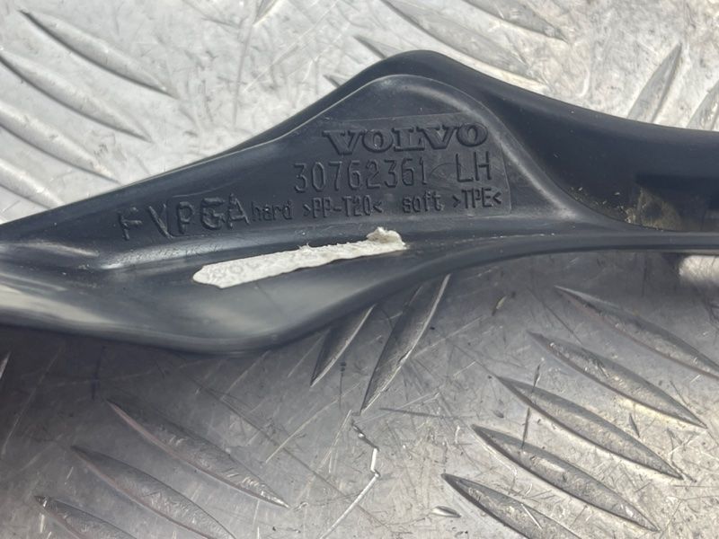 Уплотнитель двери 30762361 Volvo XC60