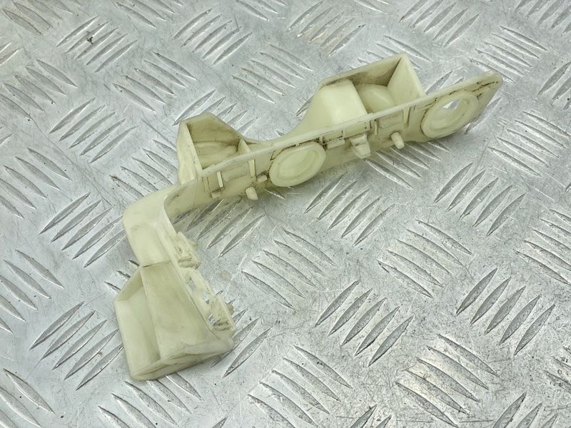 Направляющая переднего бампера 8W0807284 Audi A4