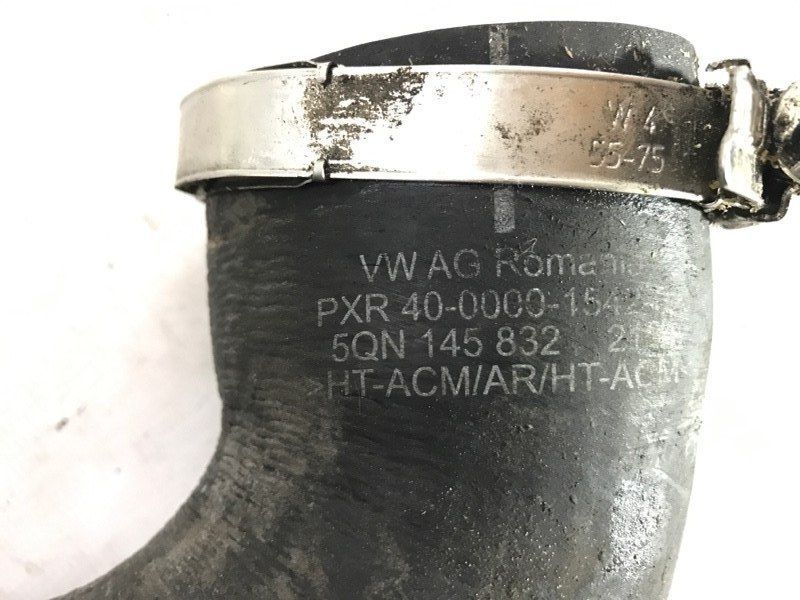 Патрубок интеркулера 5QF145832 Volkswagen Tiguan