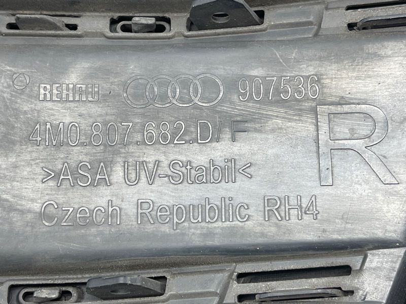 Решетка воздухозаборника бампера s-line под радар 4M0807682DGXE Audi Q7