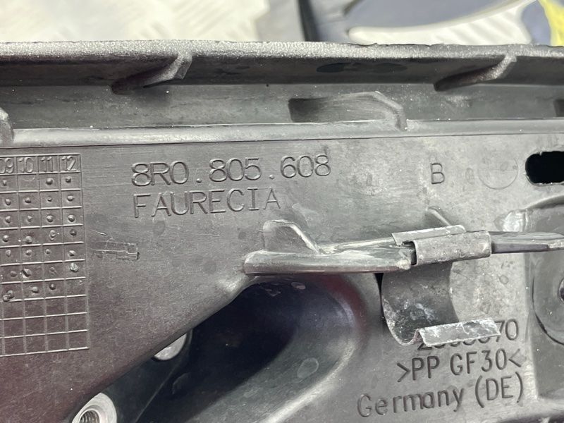 Кріплення фари 8R0805608B Audi Q5