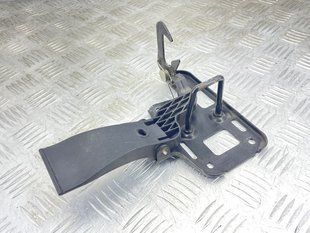 Стопорный крюк капота 8T0823480 Audi S4
