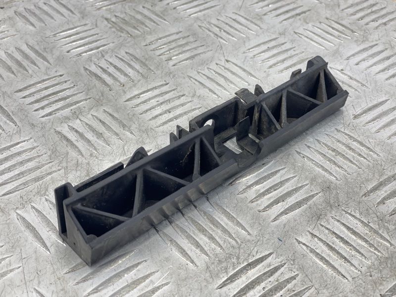 Кронштейн порогу 4G0853922B Audi A6