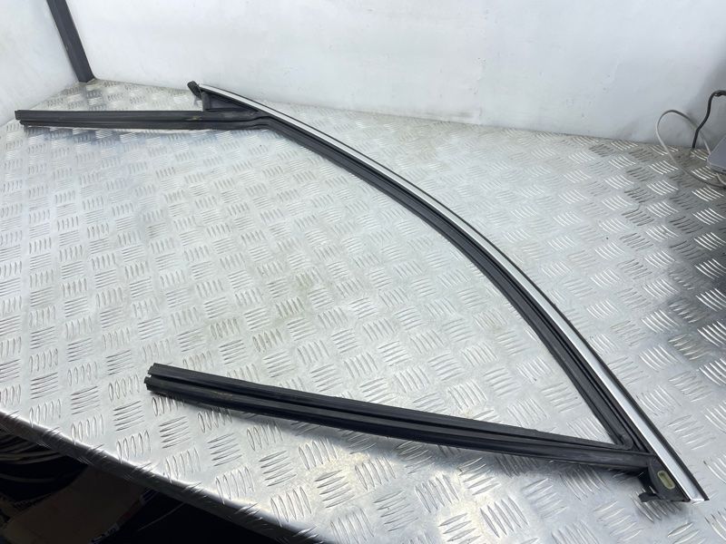 Направляюча скла дверей 31856284 Volvo XC60