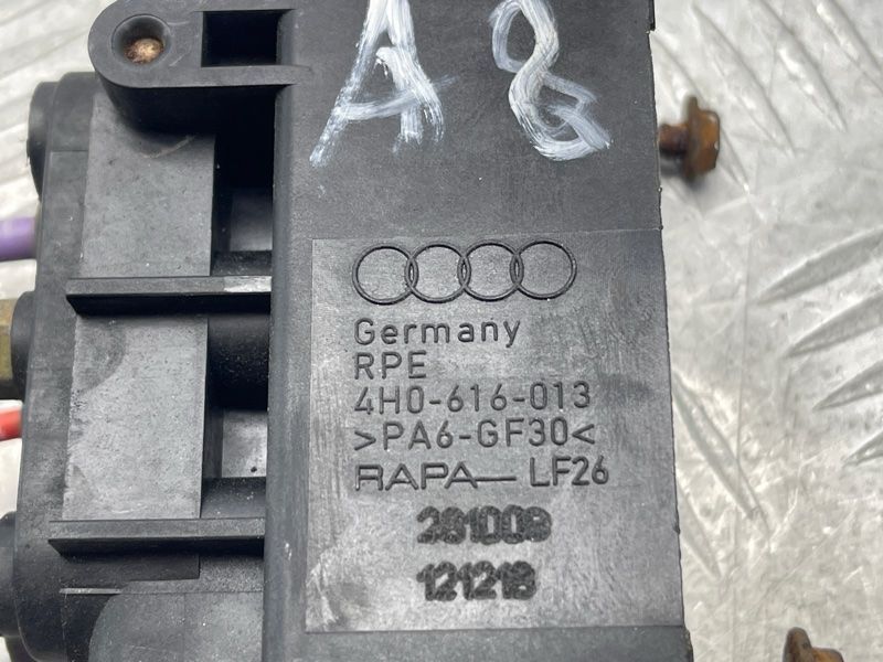 Блок клапанів пневмопідвіски 4H0616013 Audi A8