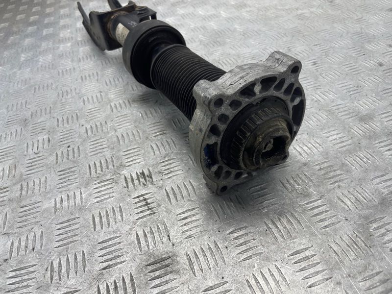 Стійка амортизатора 7L8413031K Audi Q7