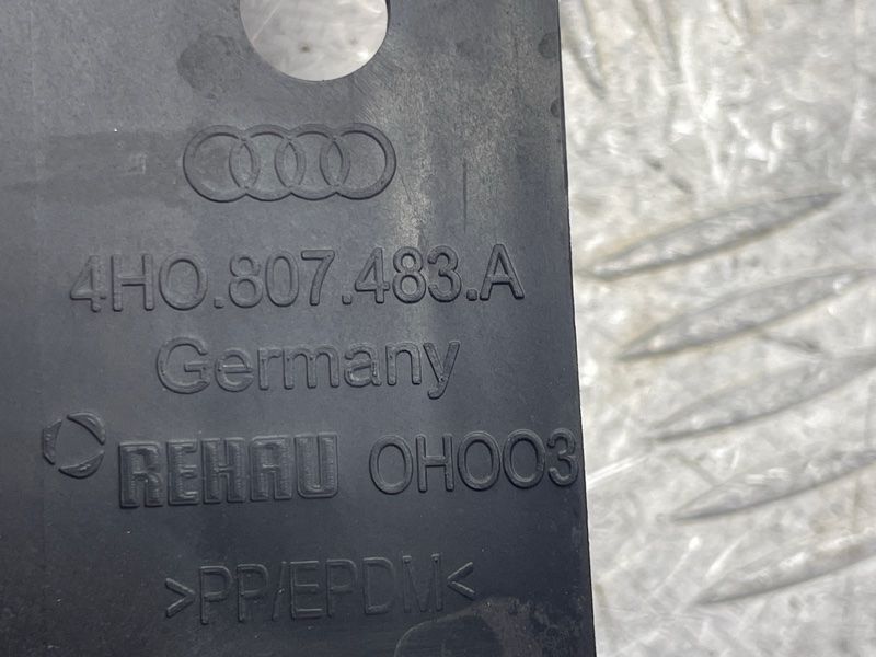 Направляющая / Крепление / Кронштейн бампера Audi A8