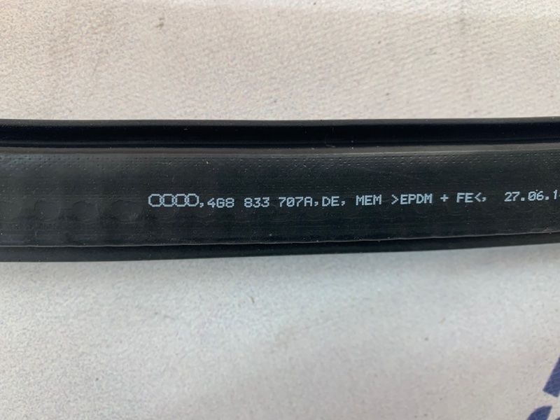 Ущільнювач дверей внутрішній нижній 4G8833707A Audi A7