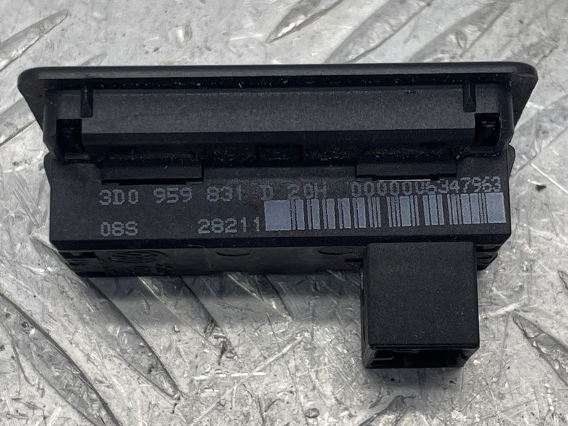 Кнопка закриття дверей багажника 3D0959831D20H Audi Q7