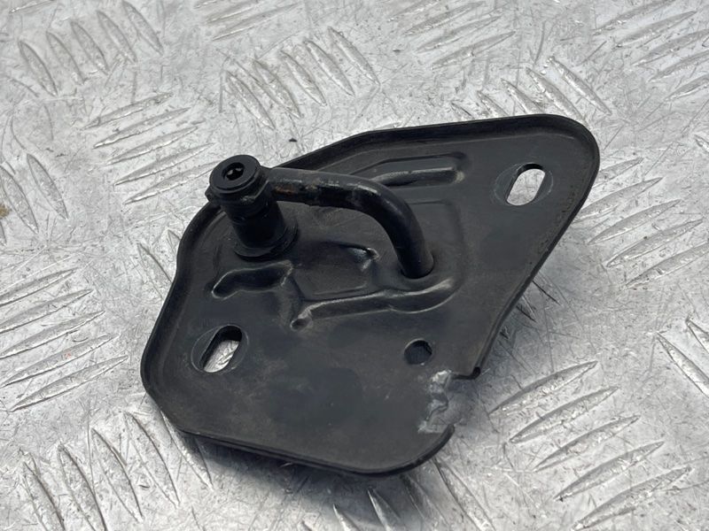 Скоба замка капоту Audi A6