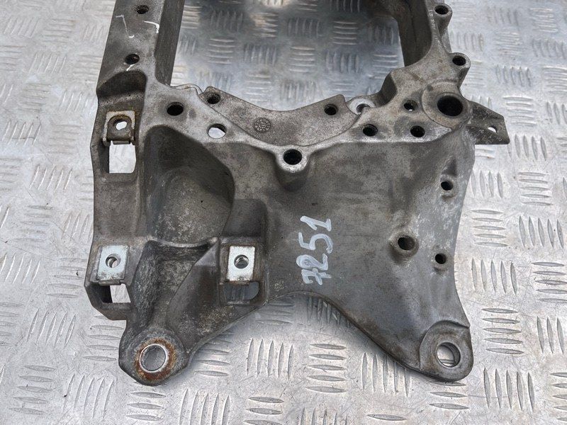 Траверса АКПП 4M0399263E Audi Q7 Audi Q7, Audi Q8