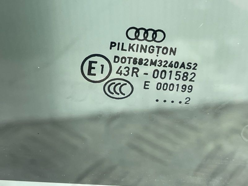 Скло дверей Audi A4
