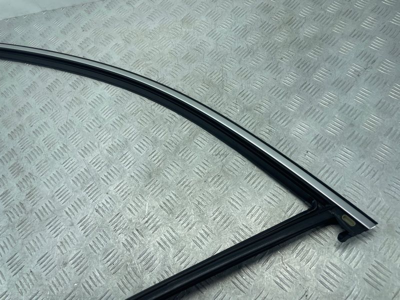 Направляющая стекла двери 31856284 Volvo XC60