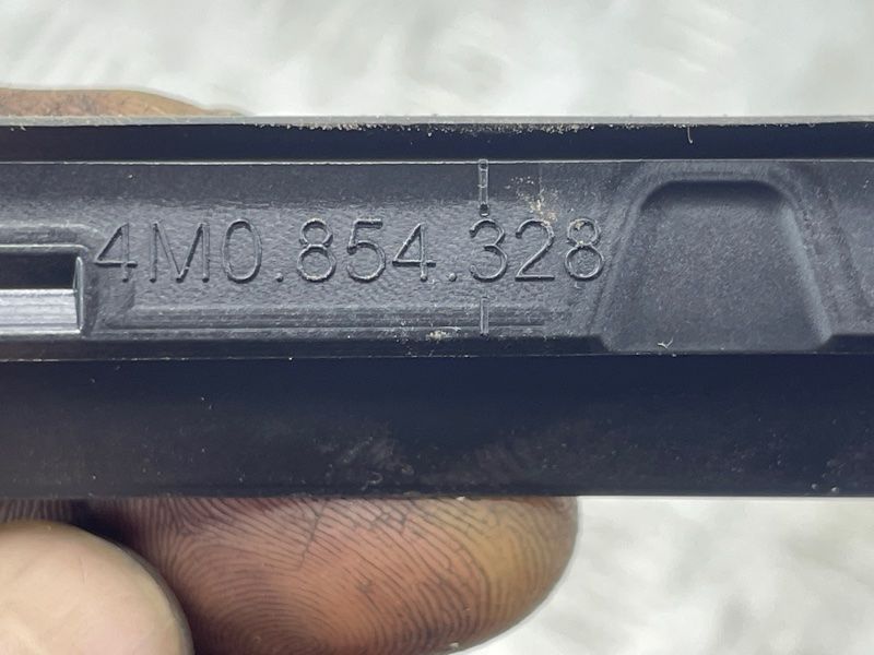 Молдинг лобового скла 4M0854328 Audi Q7
