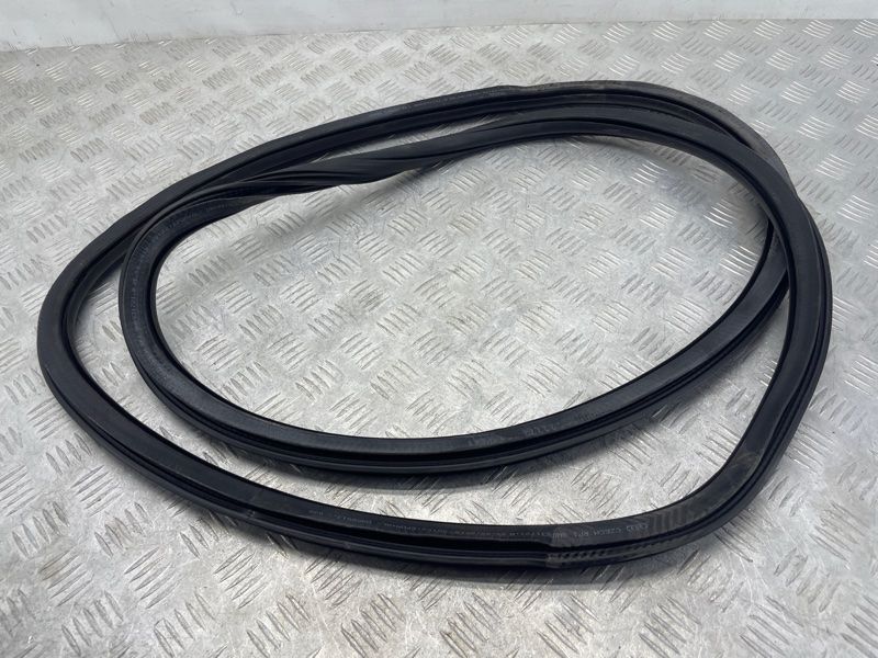 Уплотнитель двери 8W0831721B Audi A4
