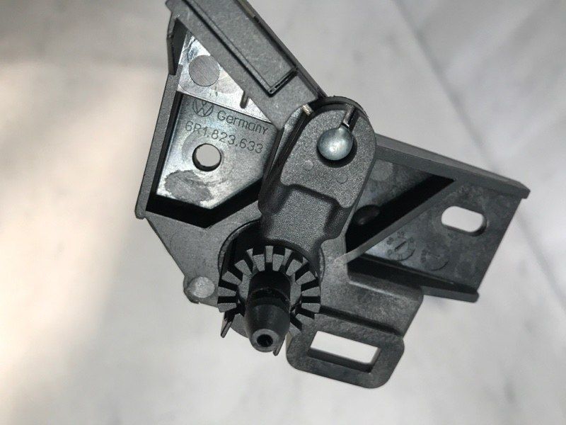 Кронштейн ручки відкривання капота 6R1823633 Volkswagen Beetle