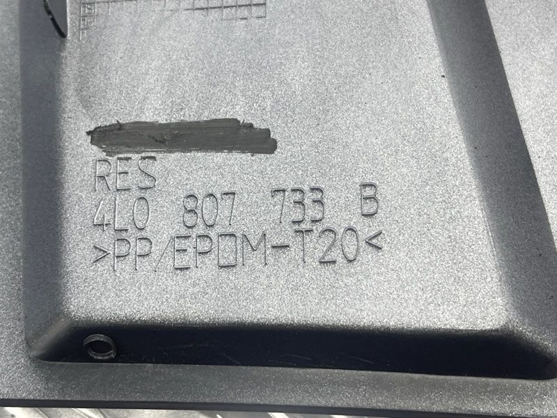 Спойлер переднего бампера 4L0807733B1RR Audi Q7