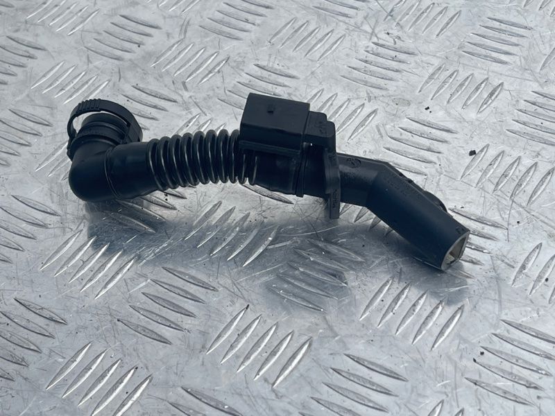 Трубка вентиляции картера 03H103202D Volkswagen Touareg