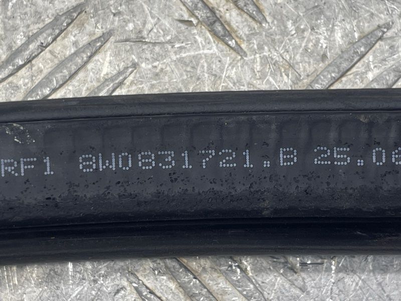 Уплотнитель двери 8W0831721B Audi A4