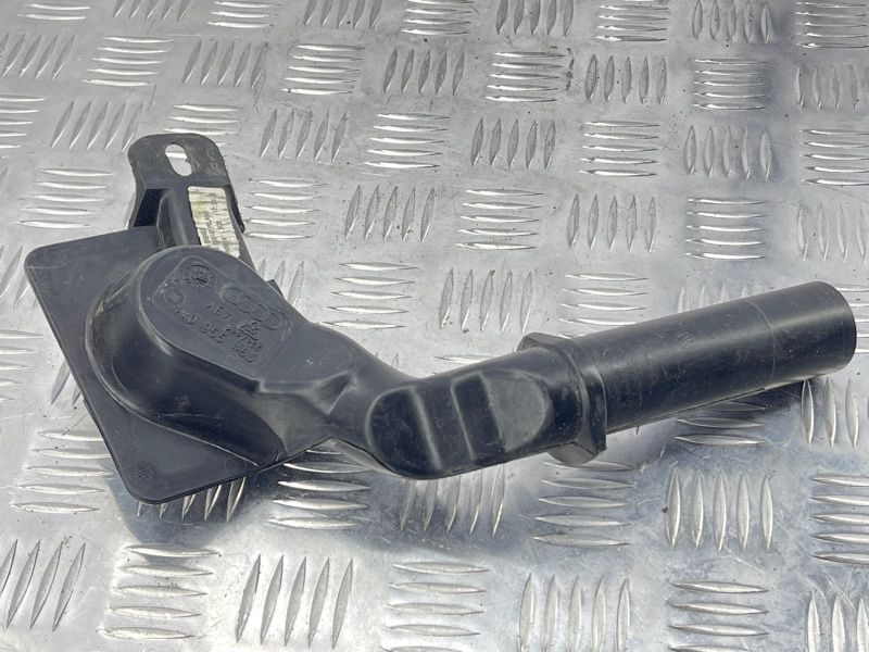 Заливна горловина бачка склоомивача 4M0955463 Audi Q7 Audi Q7, Audi Q8, Audi RS Q8, Audi SQ7, Audi SQ8